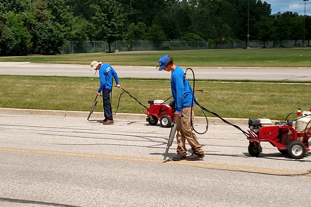 Crack Filling Asphalt1